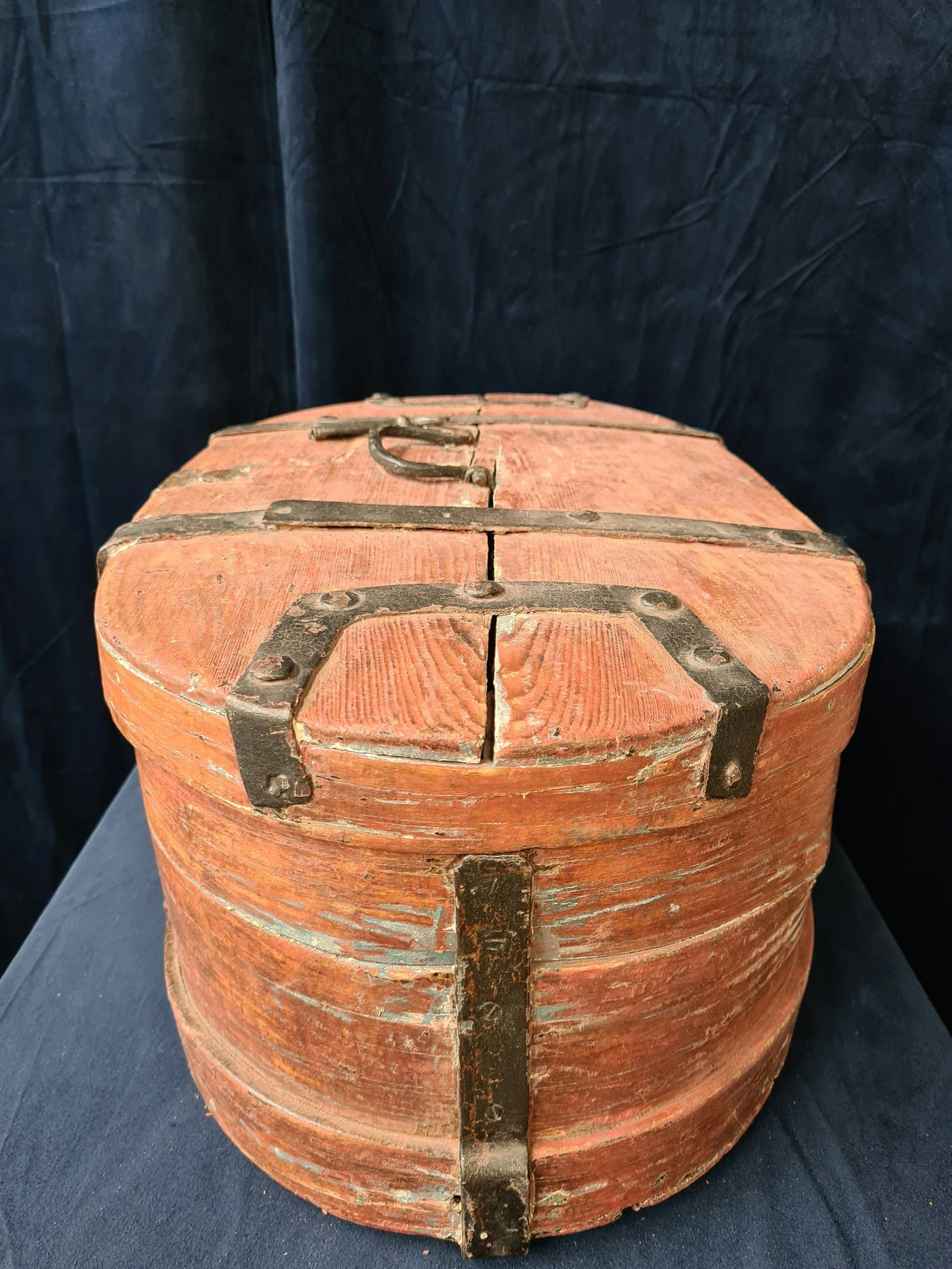 FORSKRIN, bemålat trä, allmoge, 1800-talets början.
