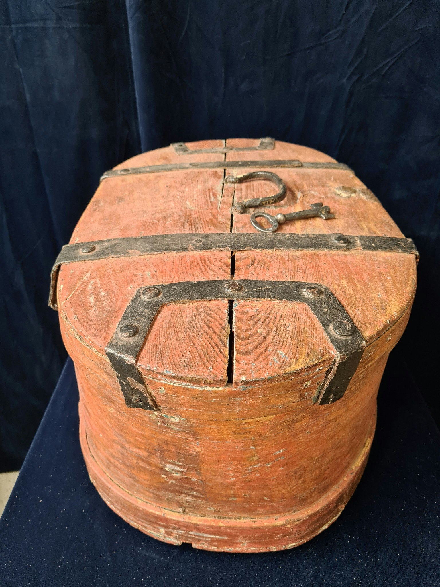 FORSKRIN, bemålat trä, allmoge, 1800-talets början.