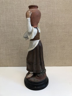 FIGURIN, keramik, "Vattenbäraren, 1900-talets första del.