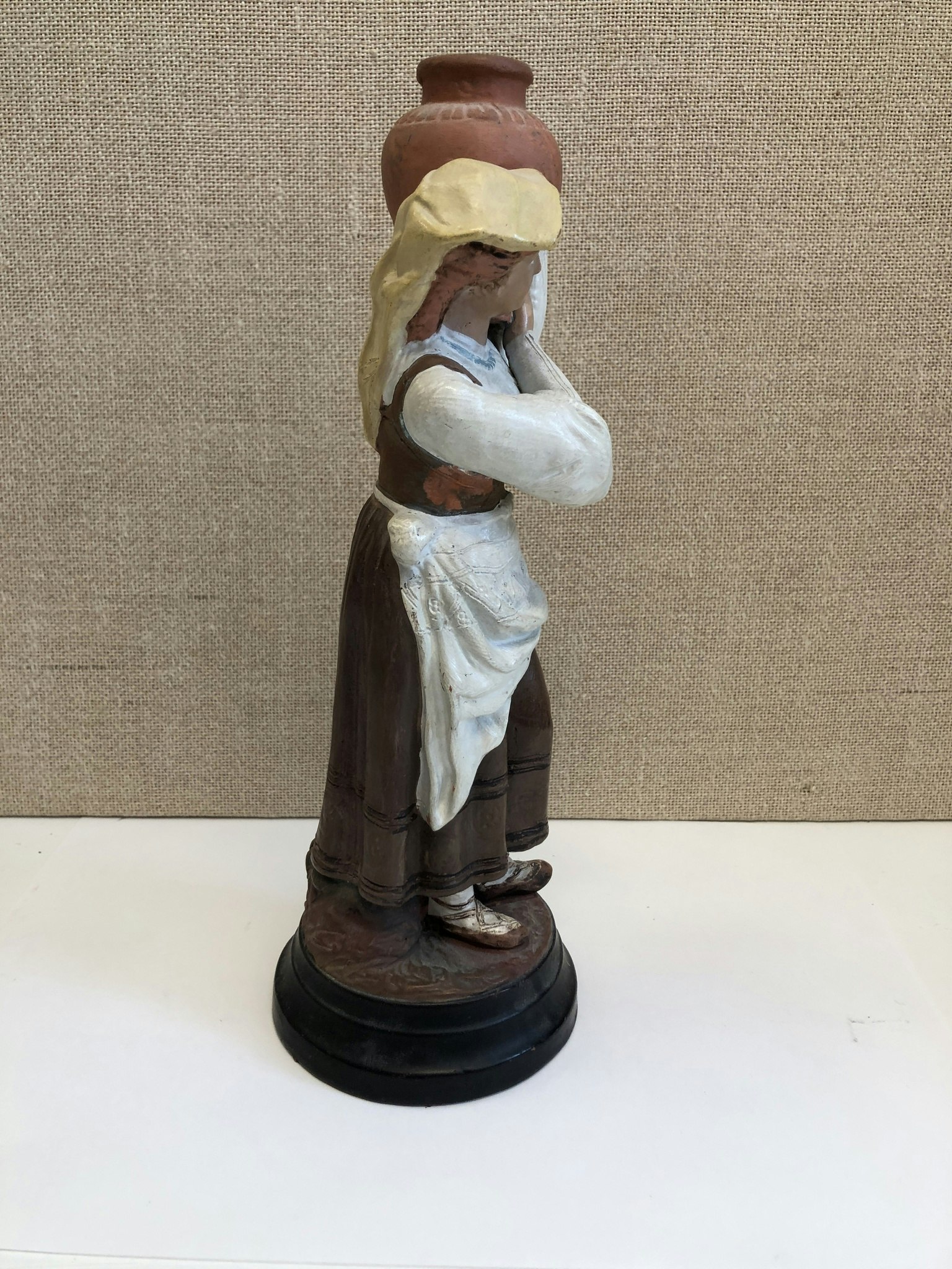 FIGURIN, keramik, "Vattenbäraren, 1900-talets första del.