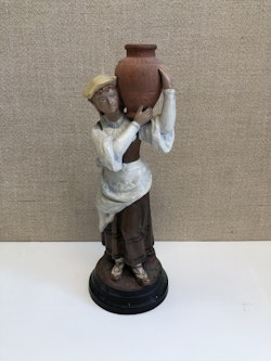 FIGURIN, keramik, "Vattenbäraren, 1900-talets första del.
