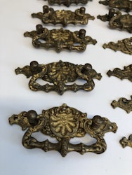 MÖBELBESLAG, 11 st. bronserad mässing, nyrenässans, 18/1900-tal.