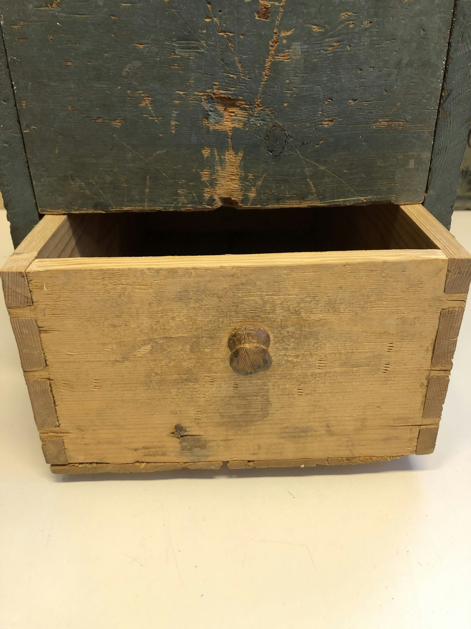 LÅDA, skjutlock, allmoge, original målat, ONS samt daterad 1827.