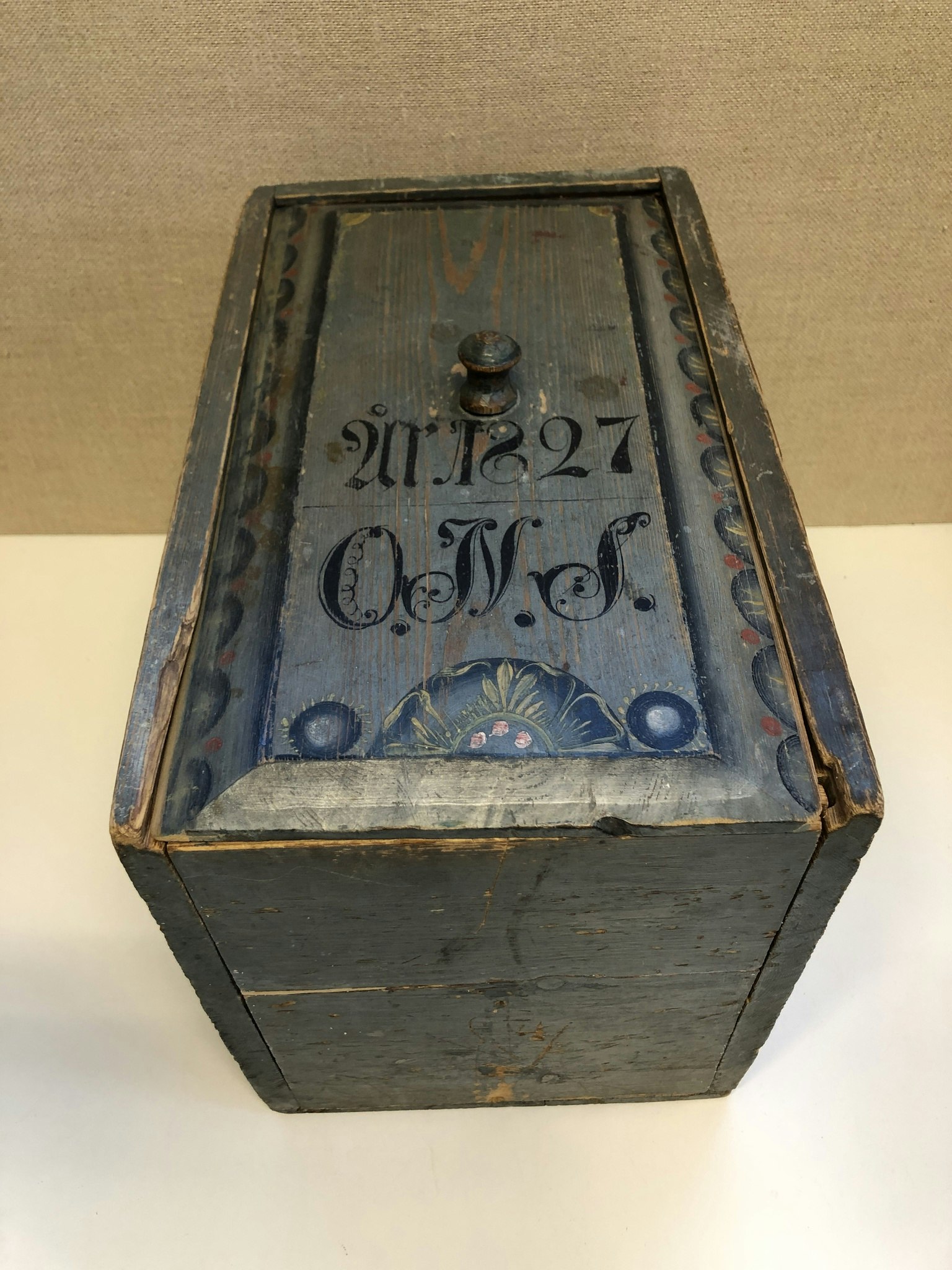 LÅDA, skjutlock, allmoge, original målat, ONS samt daterad 1827.