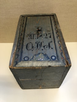 LÅDA, skjutlock, allmoge, original målat, ONS samt daterad 1827.