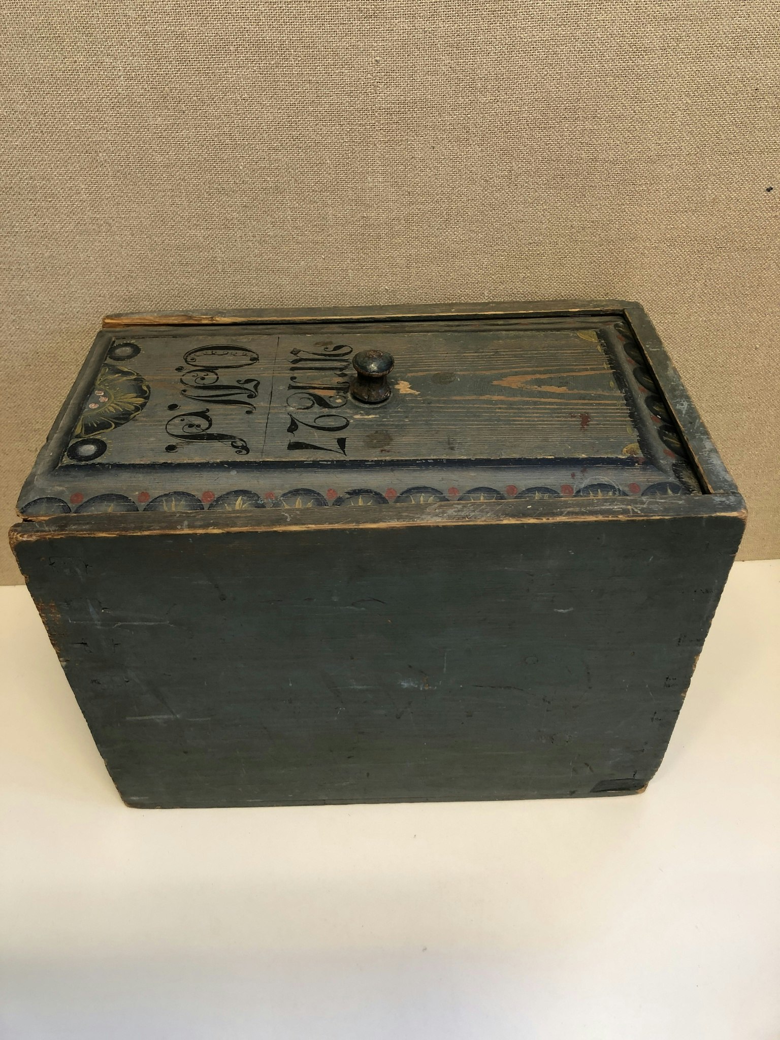 LÅDA, skjutlock, allmoge, original målat, ONS samt daterad 1827.