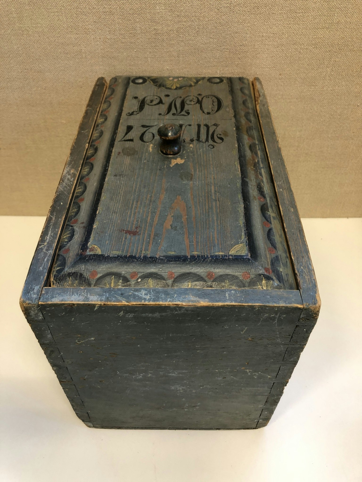 LÅDA, skjutlock, allmoge, original målat, ONS samt daterad 1827.