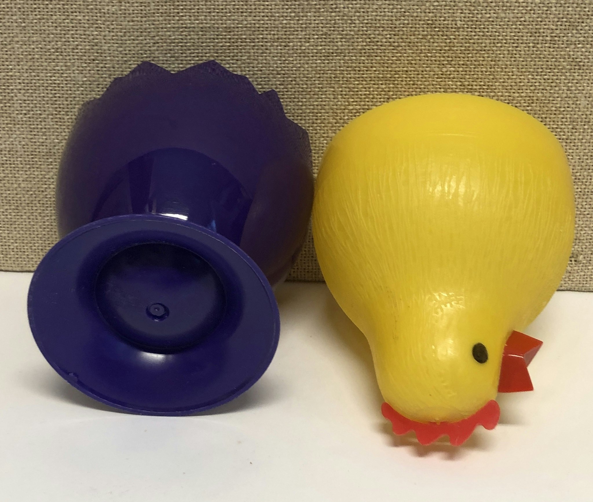 PÅSKÄGG/GODISGÖMMA, plast, "Kyckling", 1960/70-tal.