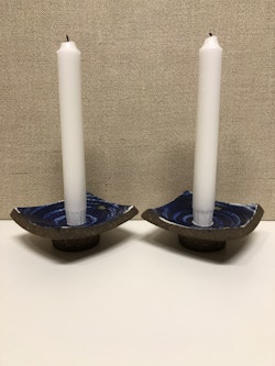 THOMAS HELLSTRÖM. A pair of candlesticks, ceramics, Nittsjö.