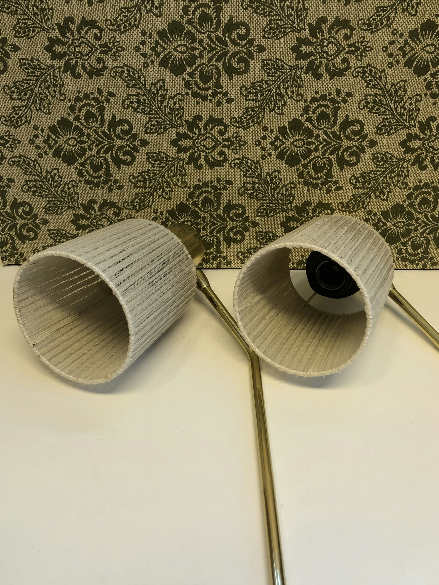 VÄGGLAMPOR, ett par, typ 450, mässing/teak/textil, Möller Armatur Eskilstuna, 1950/60-tal.