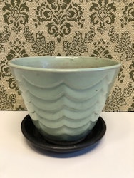 BLOMKRUKA MED FAT, keramik, "1049", Uppsala-Ekeby, 1900-talets mitt.
