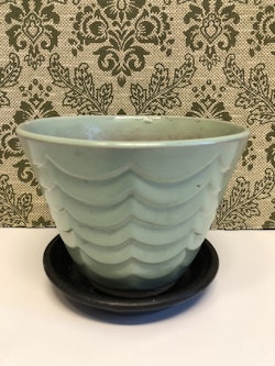 BLOMKRUKA MED FAT, keramik, "1049", Uppsala-Ekeby, 1900-talets mitt.