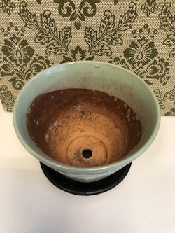 BLOMKRUKA MED FAT, keramik, "1049", Uppsala-Ekeby, 1900-talets mitt.