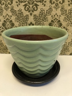 BLOMKRUKA MED FAT, keramik, "1049", Uppsala-Ekeby, 1900-talets mitt.