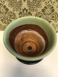 BLOMKRUKA MED FAT, keramik, "1049", Uppsala-Ekeby, 1900-talets mitt.