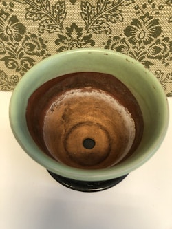 BLOMKRUKA MED FAT, keramik, "1049", Uppsala-Ekeby, 1900-talets mitt.