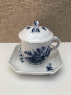 CREMEKOPP MED FAT, porslin, "Blå blomster", Royal Copenhagen, Danmark.