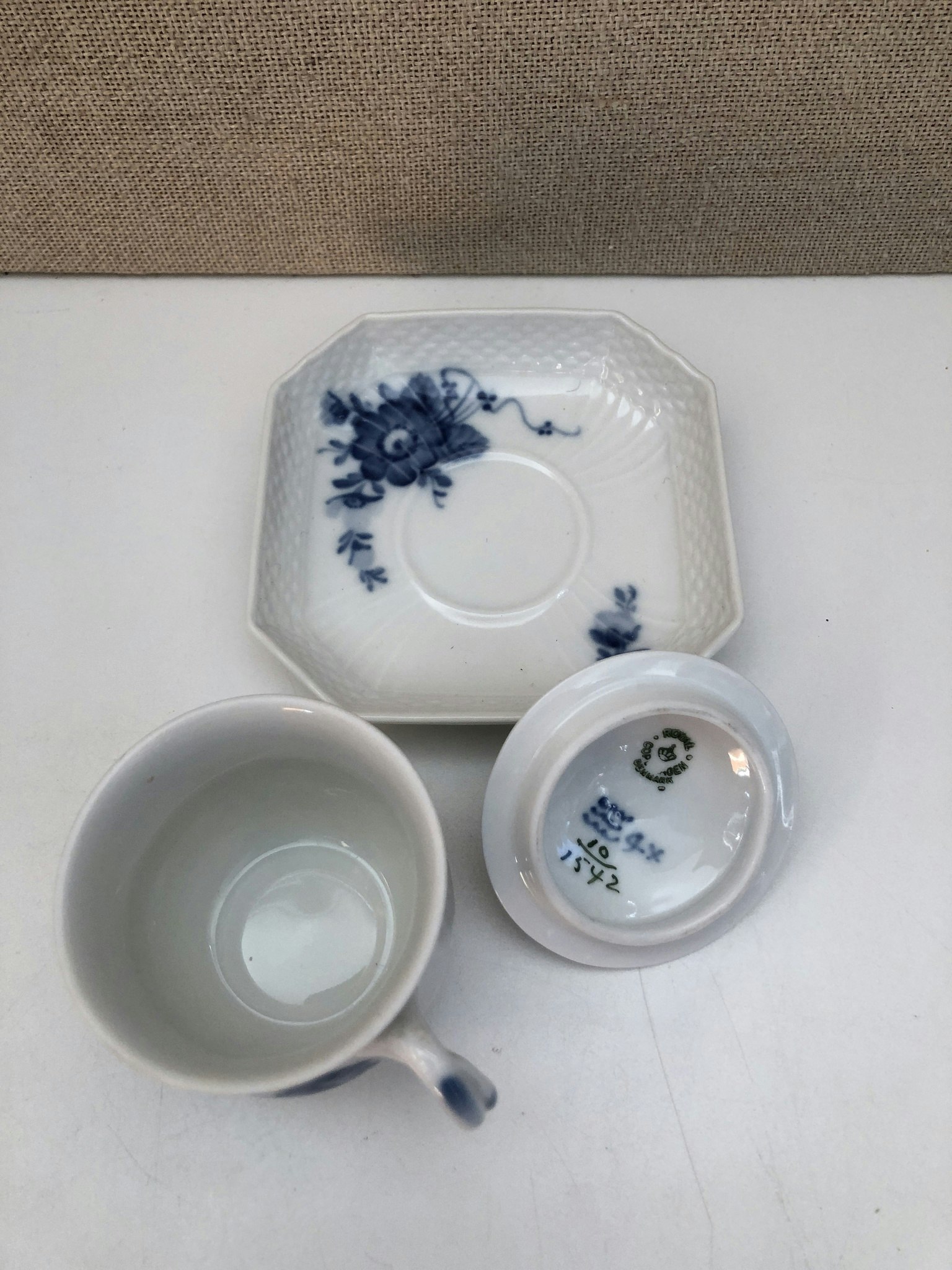 CREMEKOPP MED FAT, porslin, "Blå blomster", Royal Copenhagen, Danmark.