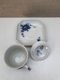 CREMEKOPP MED FAT, porslin, "Blå blomster", Royal Copenhagen, Danmark.