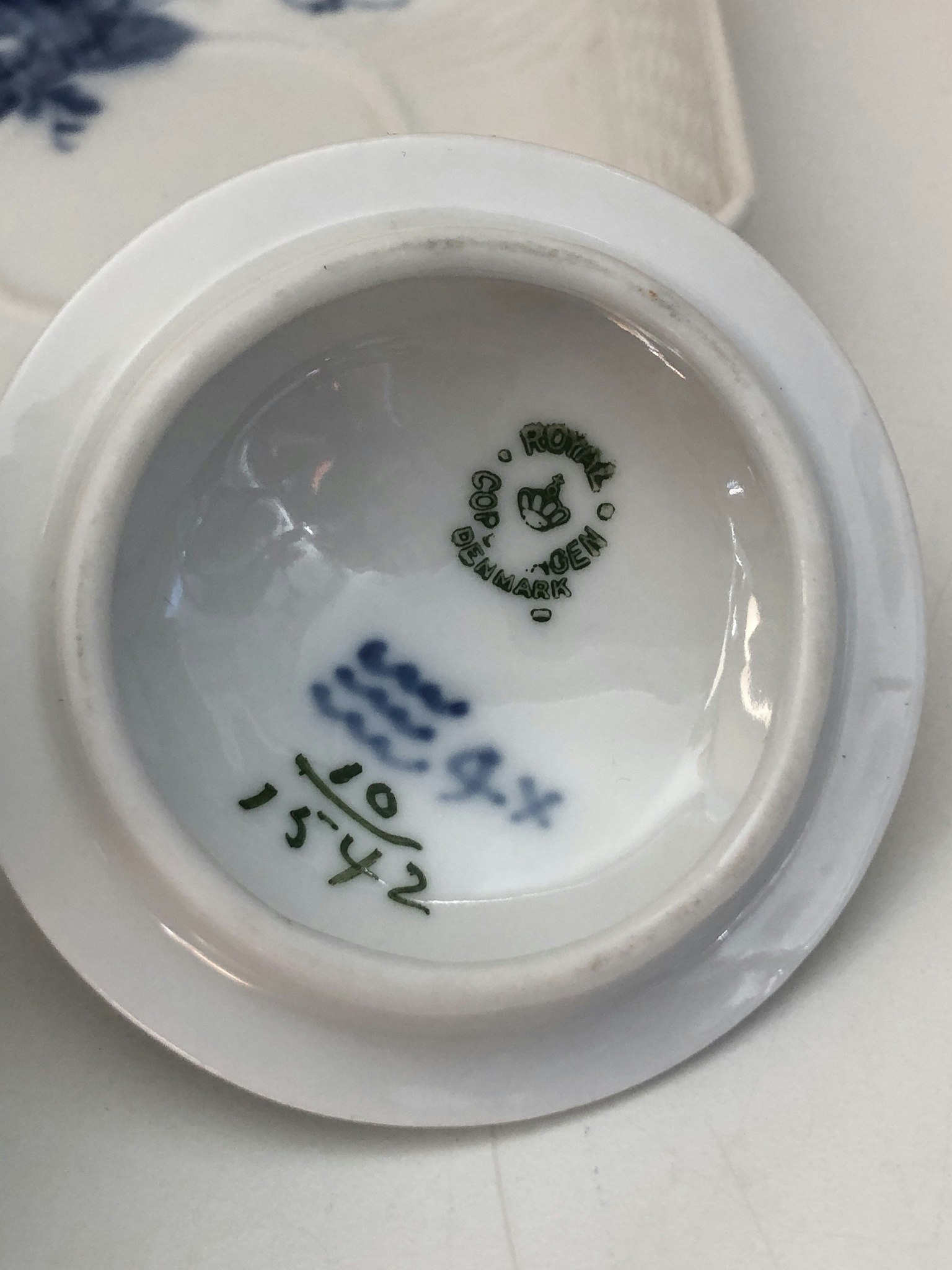 CREMEKOPP MED FAT, porslin, "Blå blomster", Royal Copenhagen, Danmark.