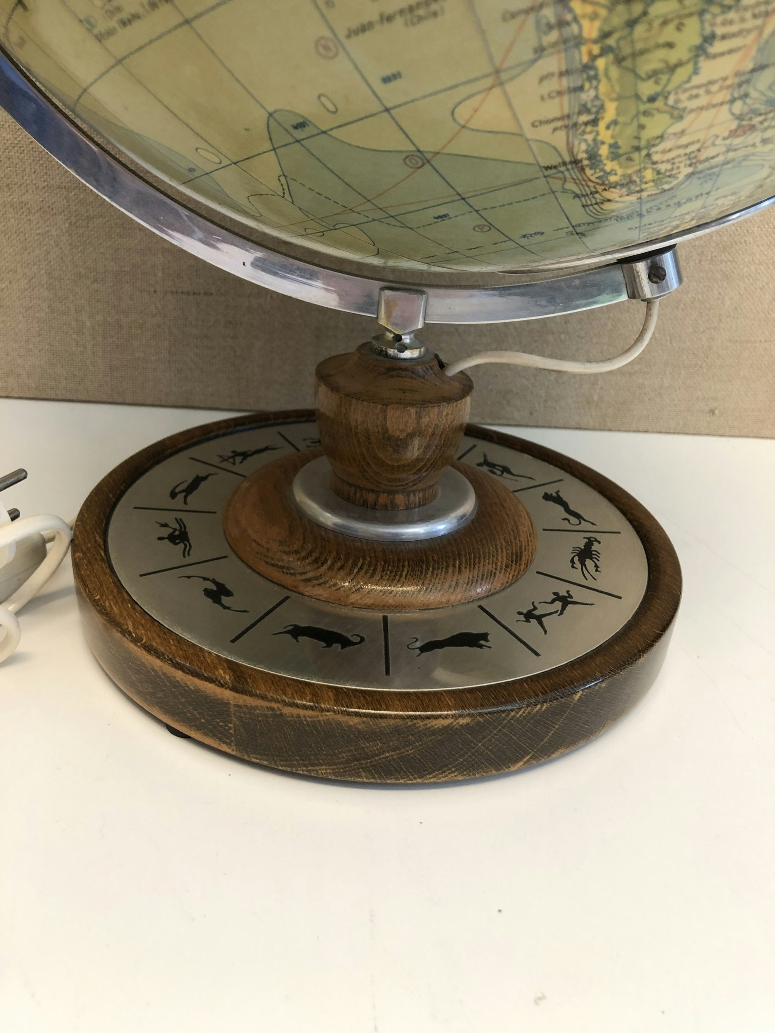 FYSISK-POLITISK JORDGLOB, trä/glas, Räths, 1900-talets andra hälft.