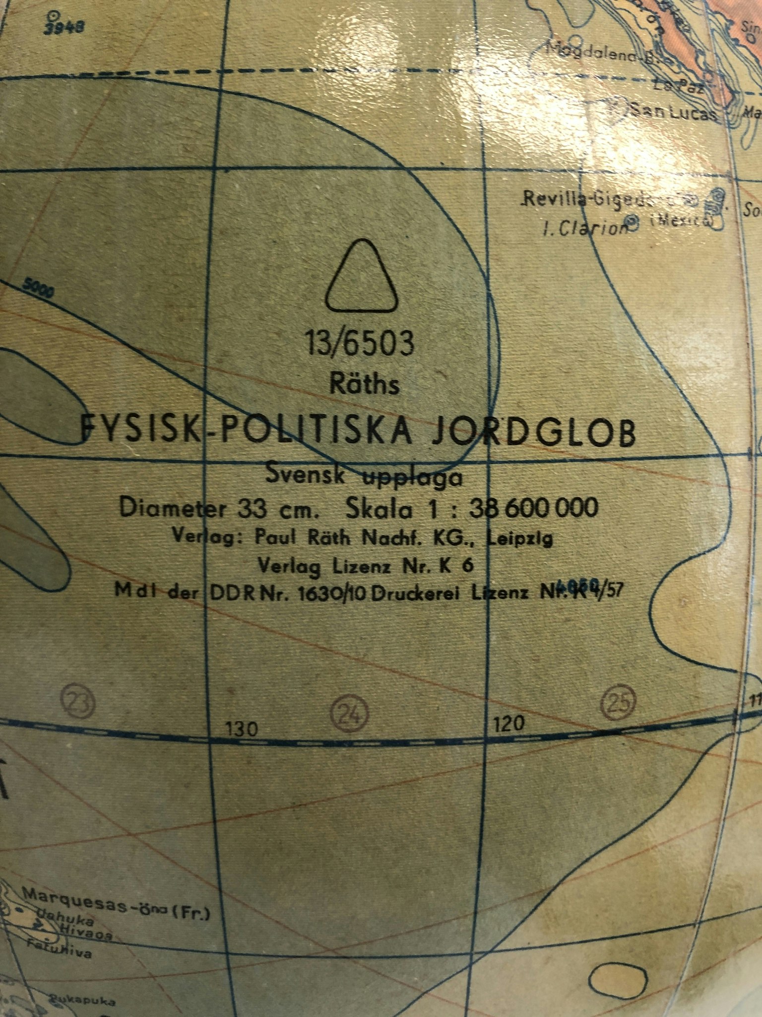 FYSISK-POLITISK JORDGLOB, trä/glas, Räths, 1900-talets andra hälft.