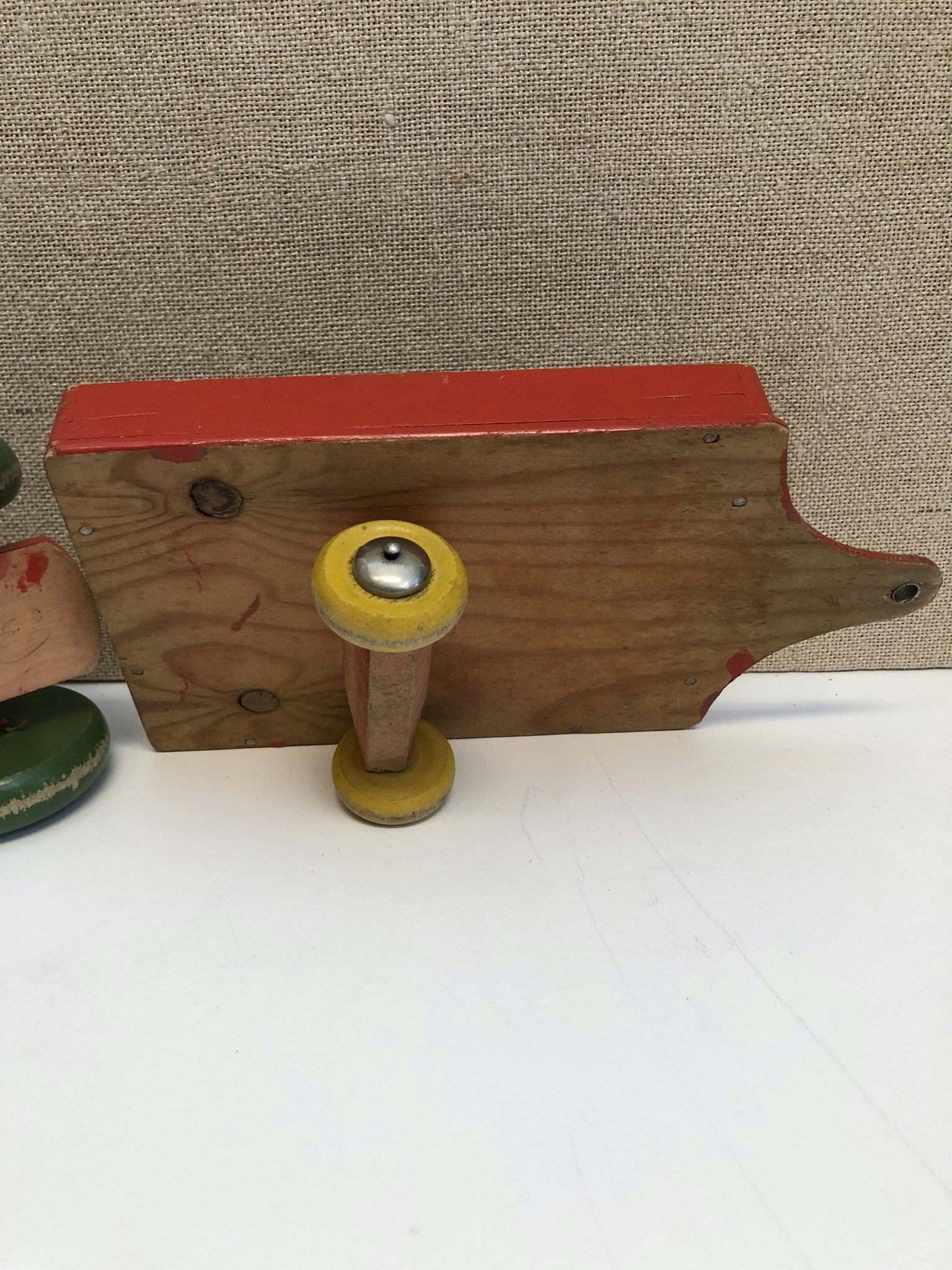LEKSAKSTRAKTOR MED SLÄP, trä, 1900-talets mitt.