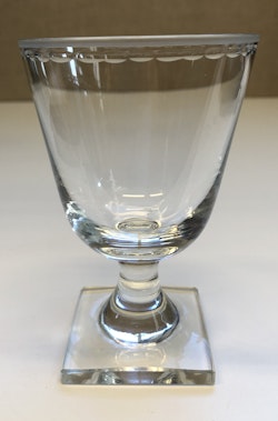 ELIS BERGH. Rödvinsglas, berg kristall, " Ekeberga Pärlbård, Kosta.