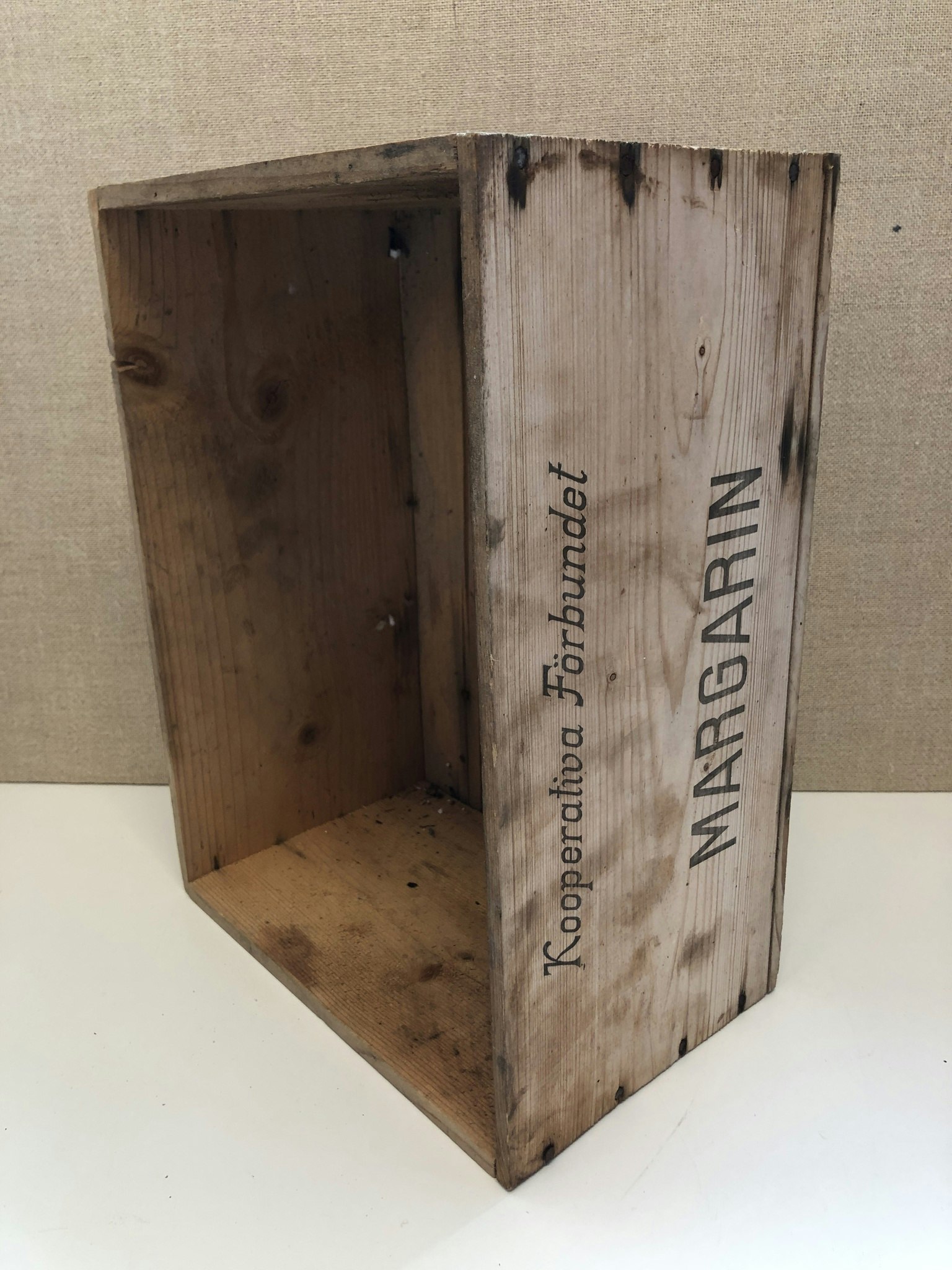 WOODEN BOX, Eve margarine, first half of the 20th century.