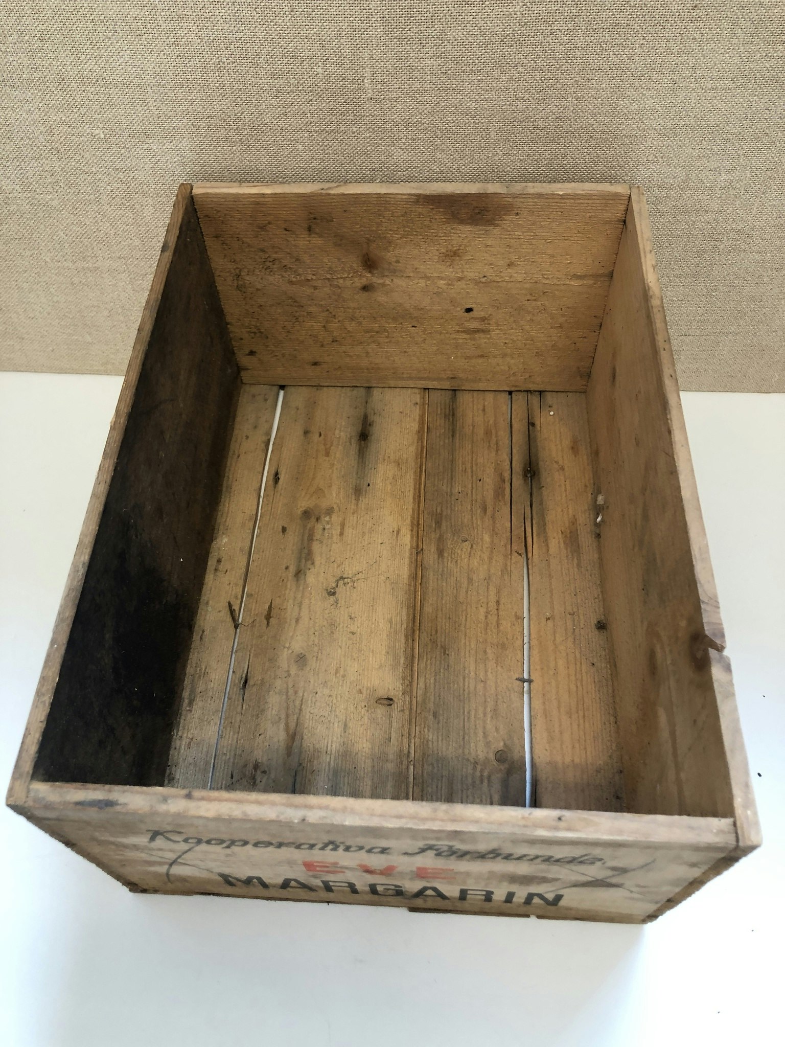 WOODEN BOX, Eve margarine, first half of the 20th century.