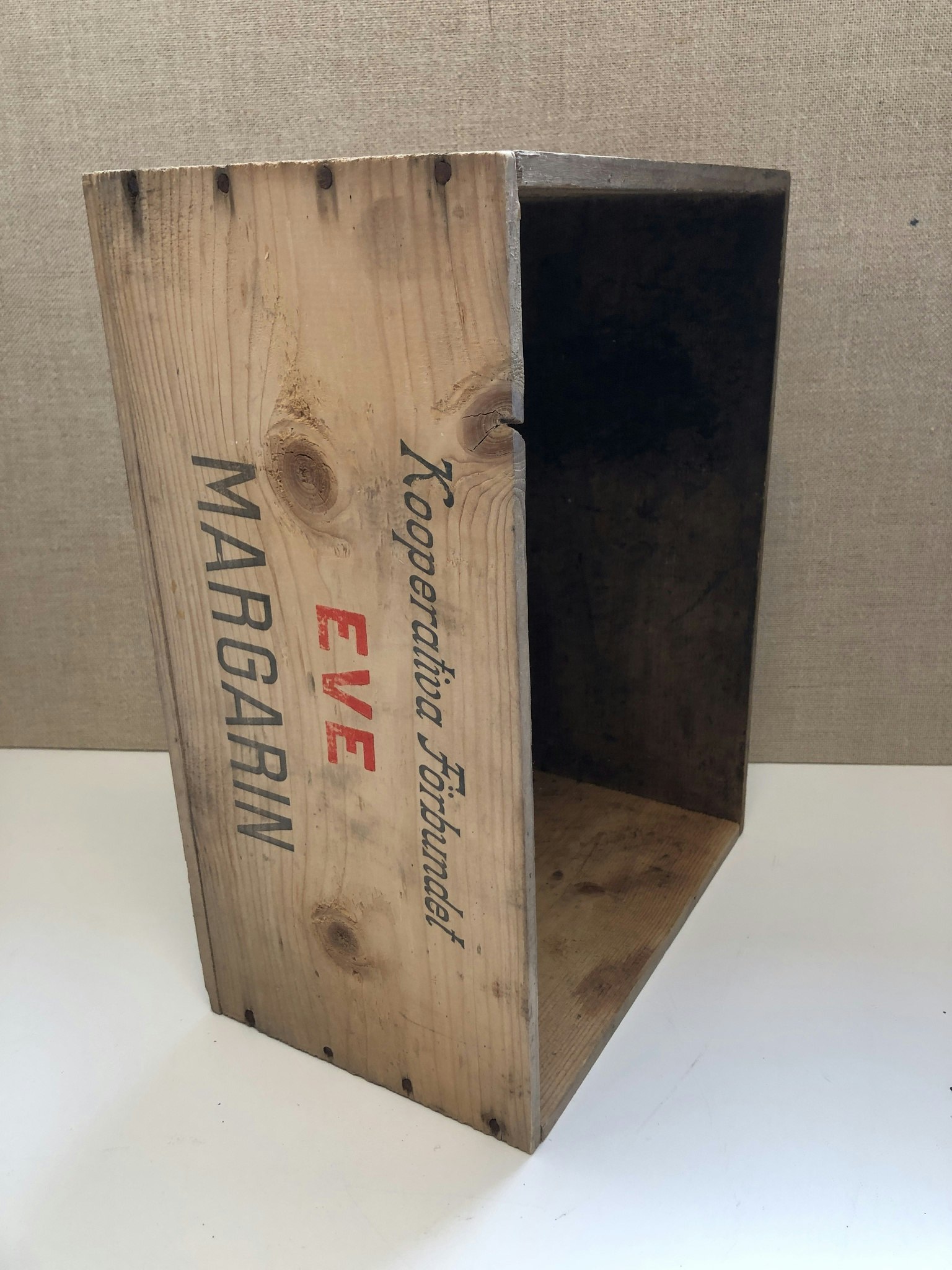 WOODEN BOX, Eve margarine, first half of the 20th century.
