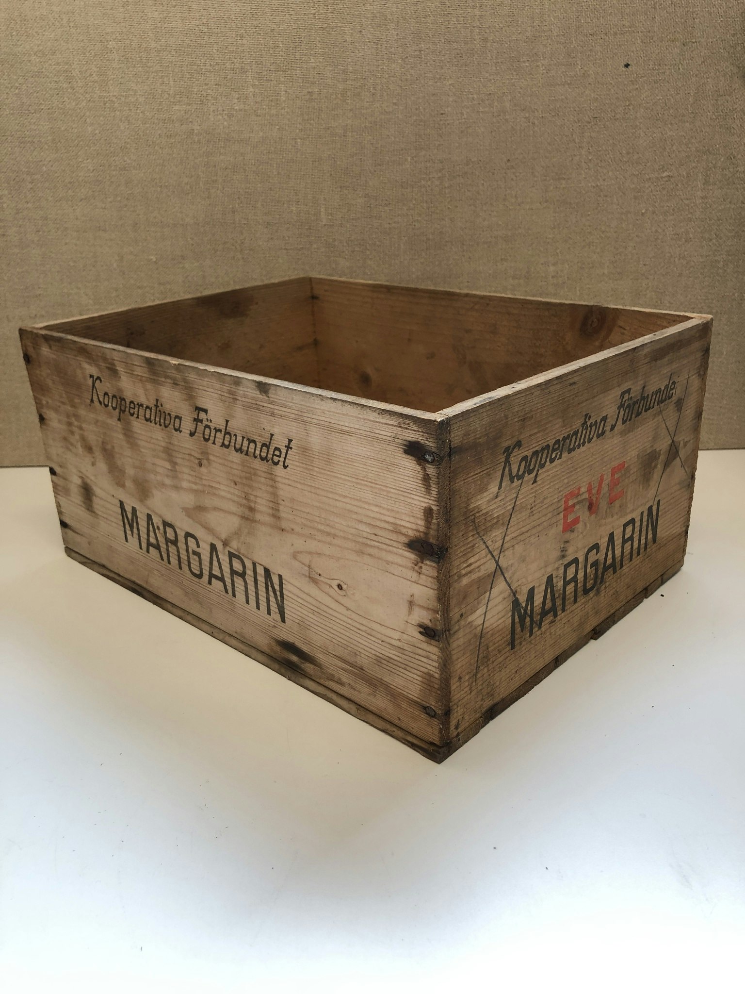 WOODEN BOX, Eve margarine, first half of the 20th century.