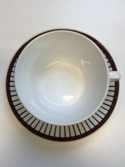 STIG LINDBERG. Tekopp med fat, ben porslin, "Spisa Ribb", Gustavsberg.