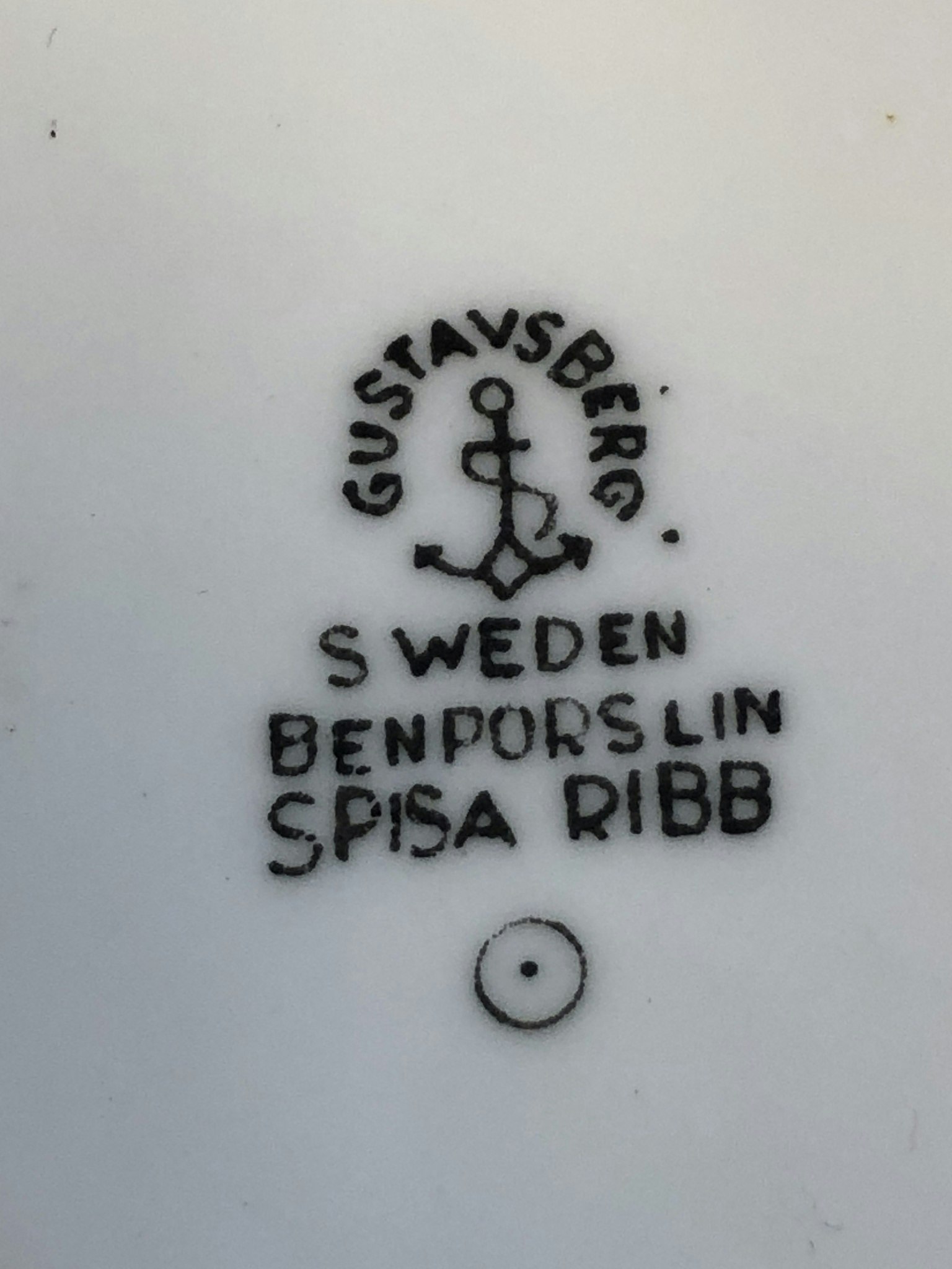 STIG LINDBERG. Tekopp med fat, ben porslin, "Spisa Ribb", Gustavsberg.
