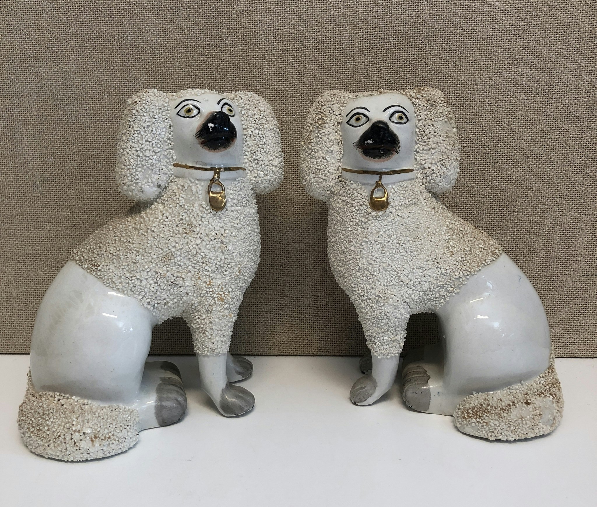 FIGURINER, ett par, porslin, hundar, Staffordshire, England, 1900-talets början.