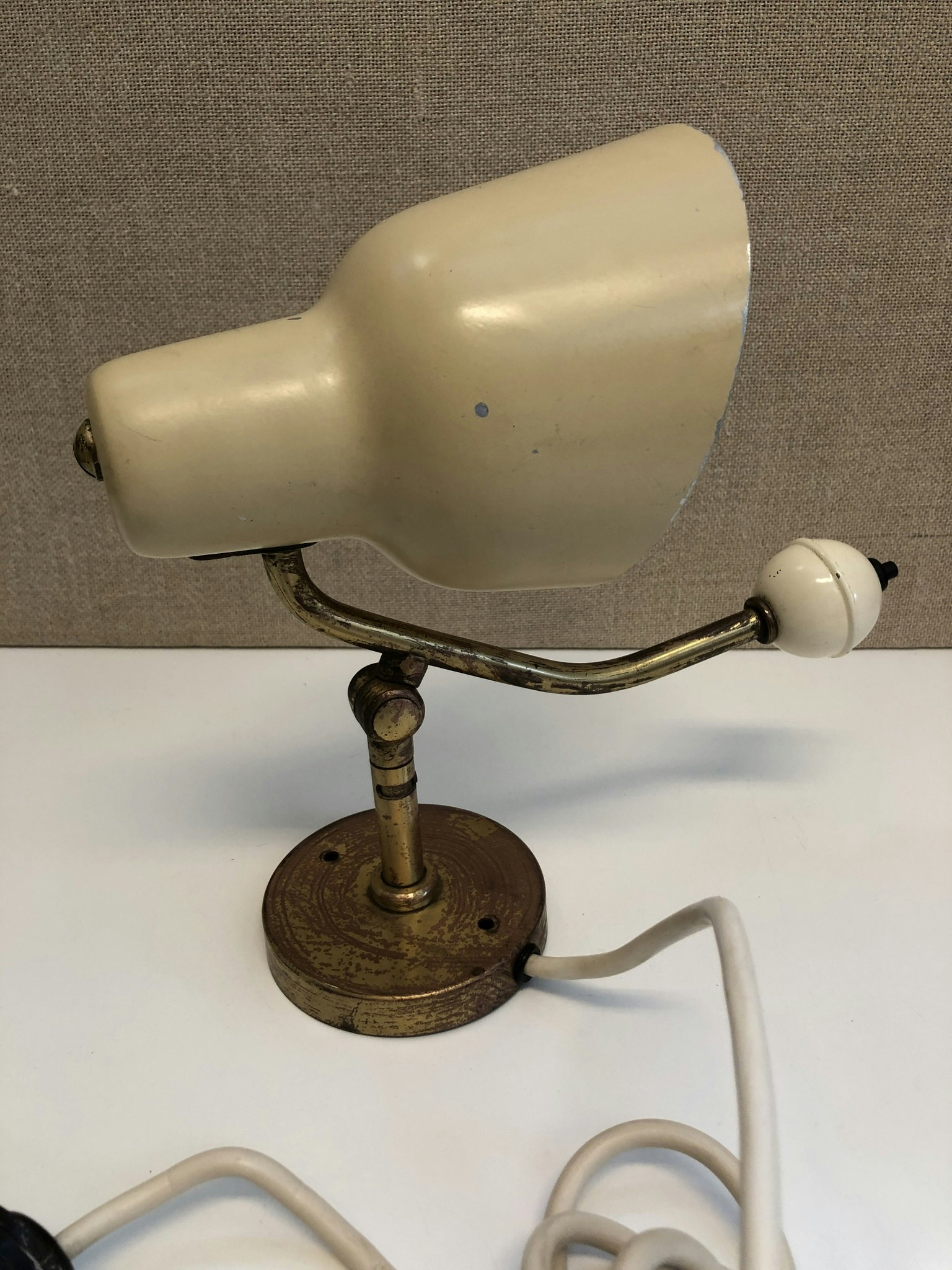 BERTIL BRISBORG. Vägglampa, mässing/metall, Nordiska Komaniet, 1940-tal.