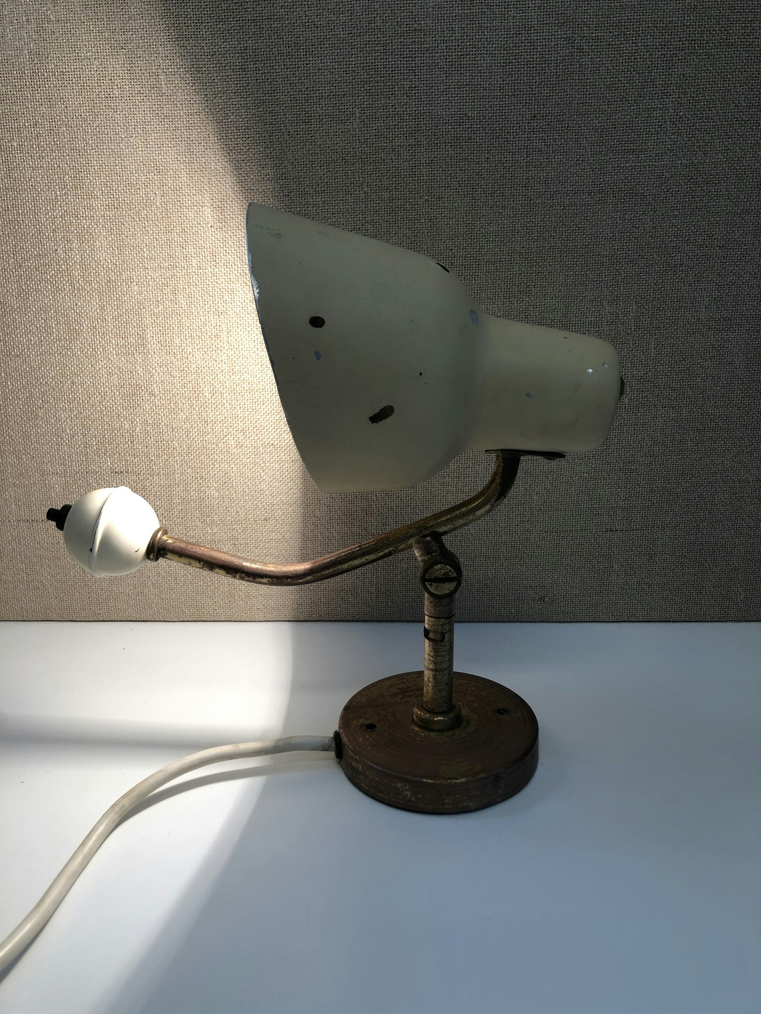 BERTIL BRISBORG. Vägglampa, mässing/metall, Nordiska Komaniet, 1940-tal.