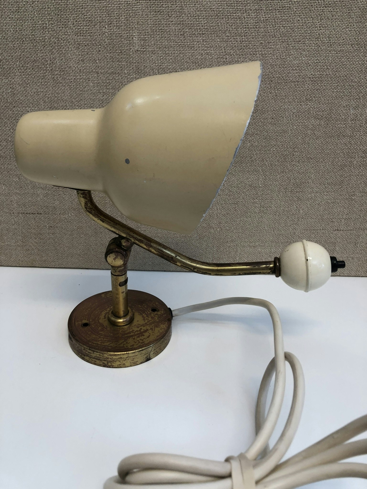 BERTIL BRISBORG. Vägglampa, mässing/metall, Nordiska Komaniet, 1940-tal.