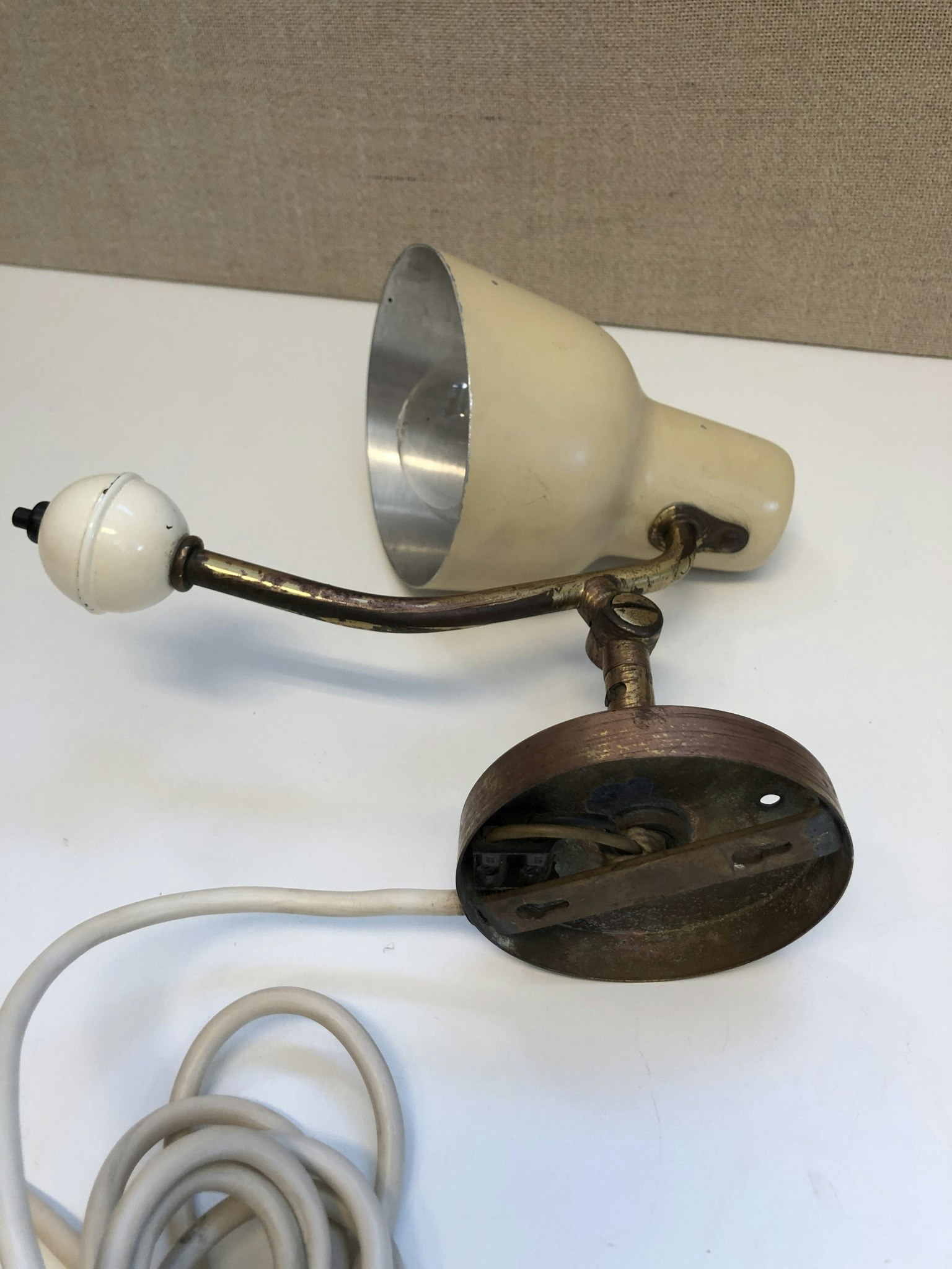 BERTIL BRISBORG. Vägglampa, mässing/metall, Nordiska Komaniet, 1940-tal.