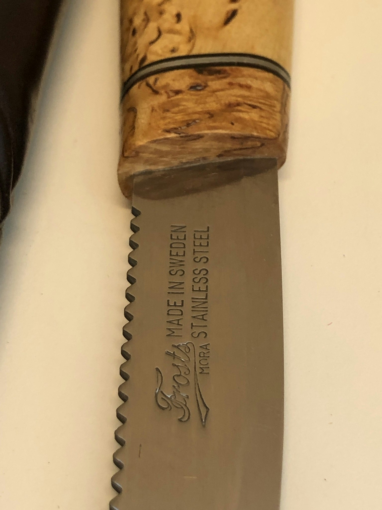 SÖREN NORBERG. Kniv, björk/läder, blad Frost Mora, signerad, 19/2000-tal.