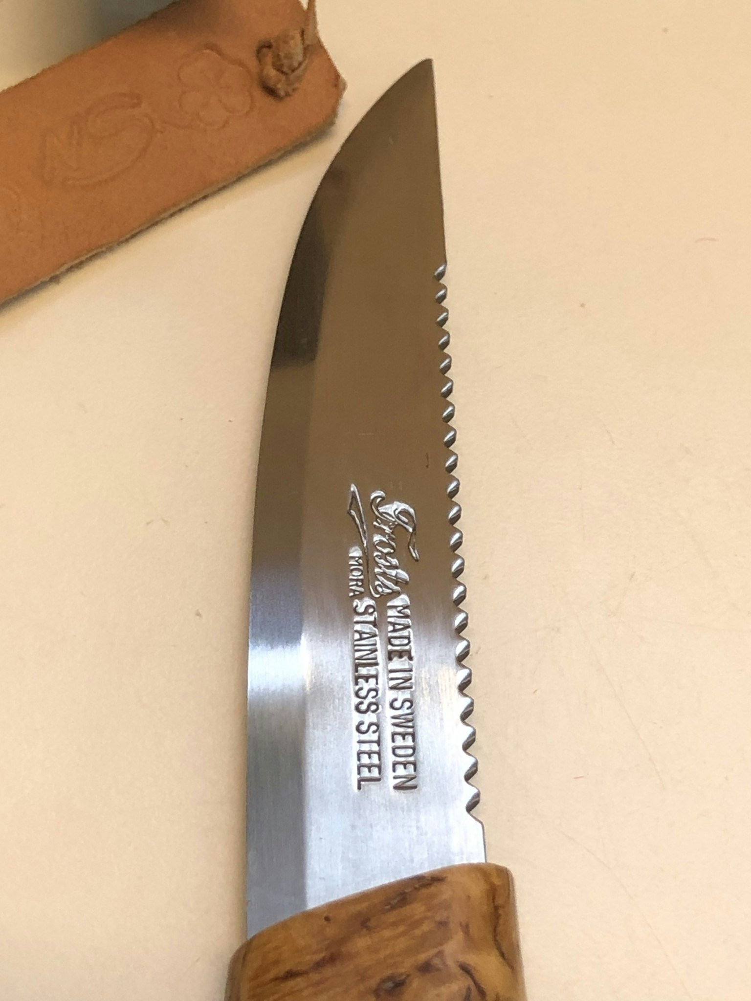 SÖREN NORBERG. Kniv, björk/läder, blad Frost Mora, signerad, 19/2000-tal.