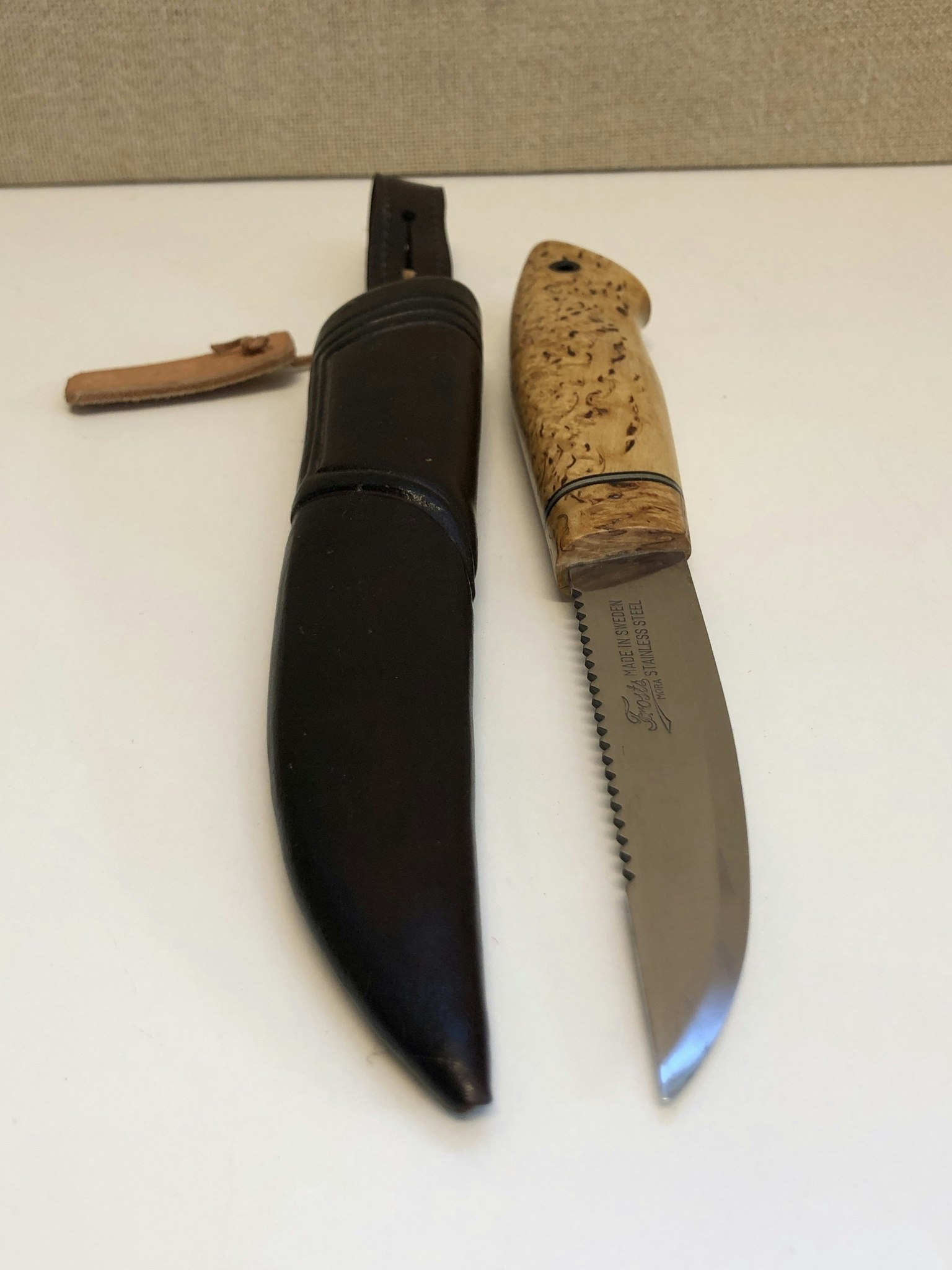 SÖREN NORBERG. Kniv, björk/läder, blad Frost Mora, signerad, 19/2000-tal.