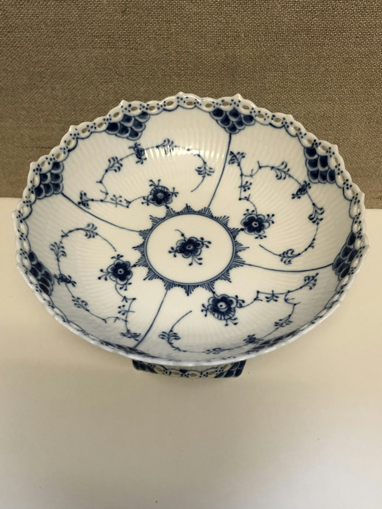 SKÅL PÅ FOT, porslin, " Musselmalet", helblond, 1/1020, Royal Copenhagen Danmark.