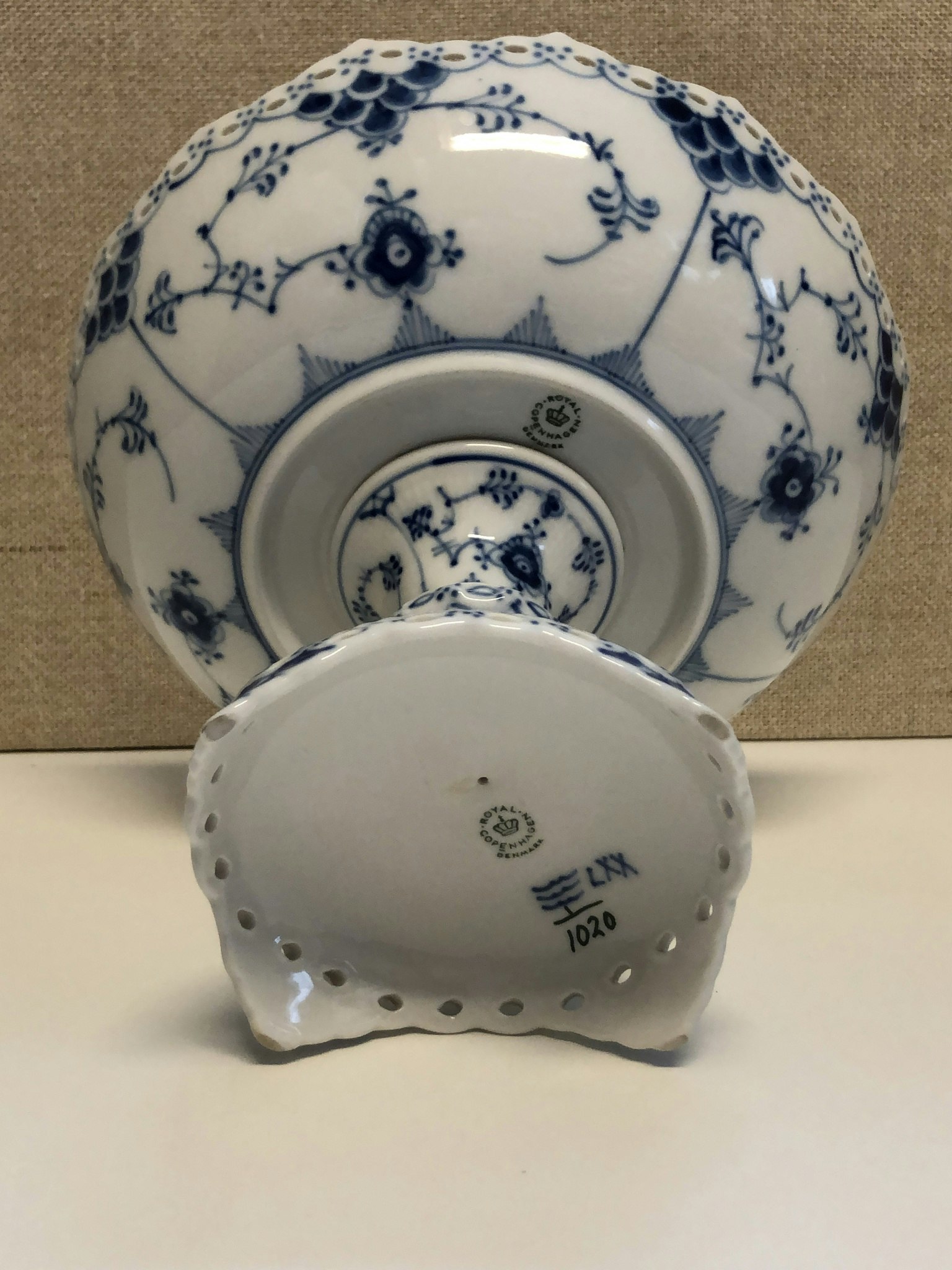 SKÅL PÅ FOT, porslin, " Musselmalet", helblond, 1/1020, Royal Copenhagen Danmark.