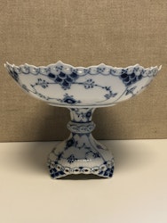 SKÅL PÅ FOT, porslin, " Musselmalet", helblond, 1/1020, Royal Copenhagen Danmark.