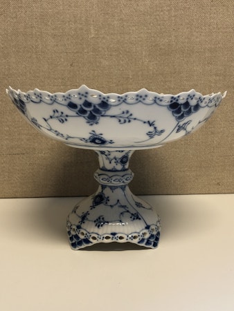SKÅL PÅ FOT, porslin, " Musselmalet", helblond, 1/1020, Royal Copenhagen Danmark.