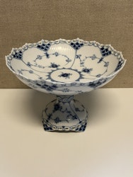 SKÅL PÅ FOT, porslin, " Musselmalet", helblond, 1/1020, Royal Copenhagen Danmark.