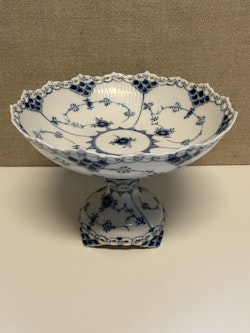 SKÅL PÅ FOT, porslin, " Musselmalet", helblond, 1/1020, Royal Copenhagen Danmark.