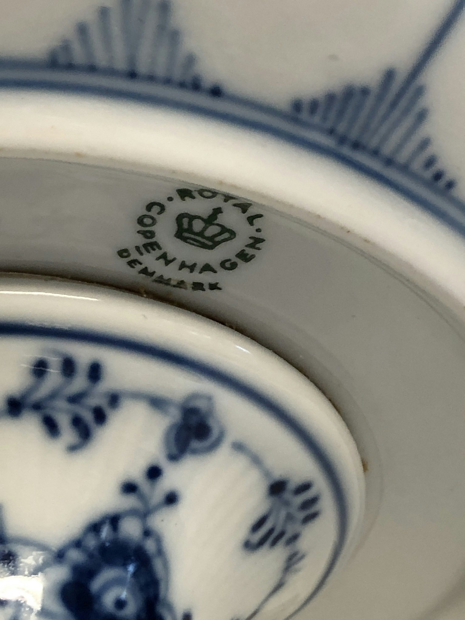 SKÅL PÅ FOT, porslin, " Musselmalet", helblond, 1/1020, Royal Copenhagen Danmark.