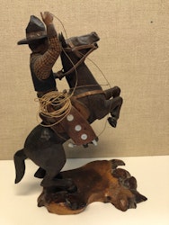 TRÄSKULPTUR, Cowboy, signerad K.E.D. samt daterad 1948.